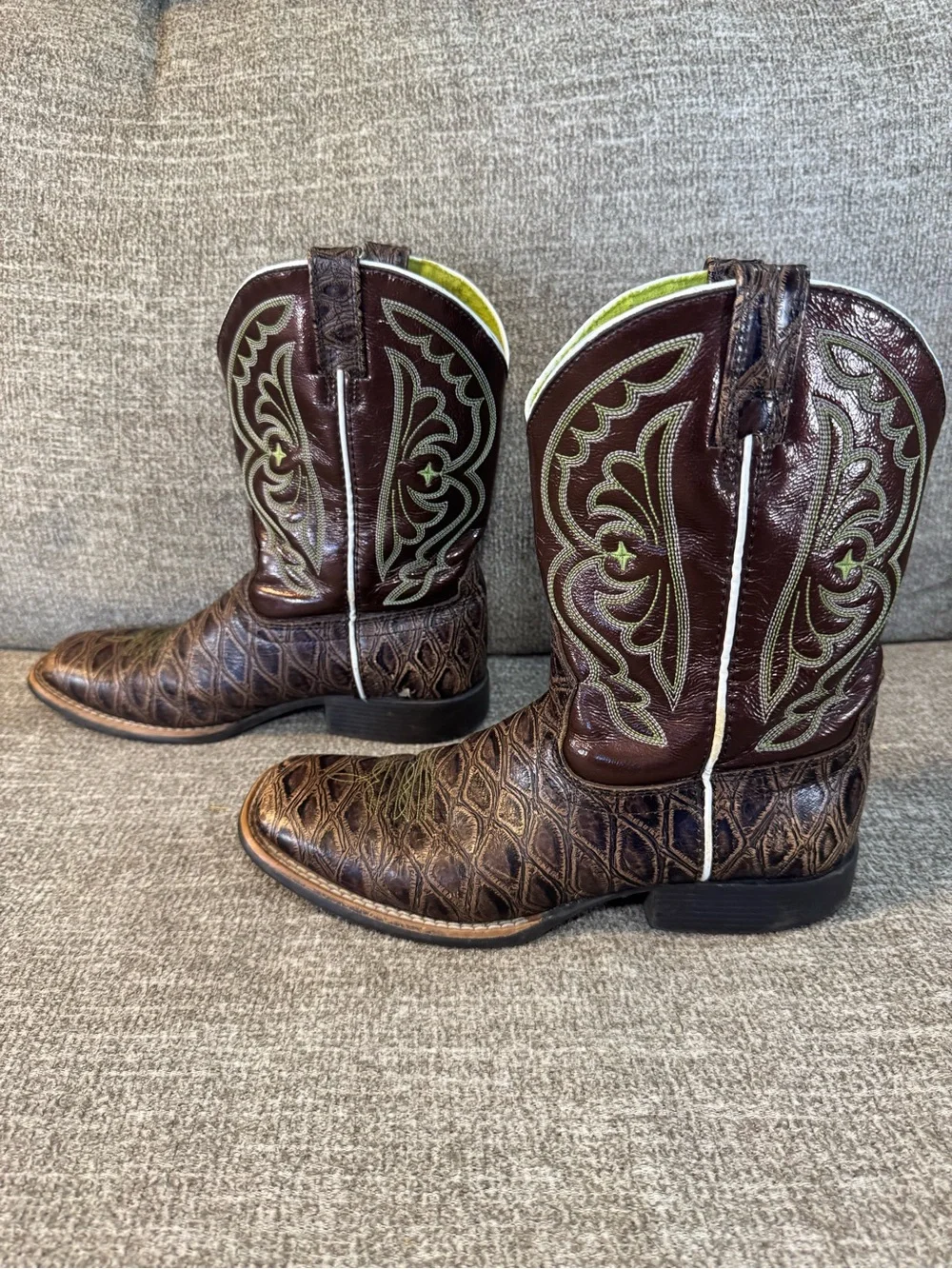 Ariat youth or kids cowboy brown/green stitching boots style: 1006728 size 4